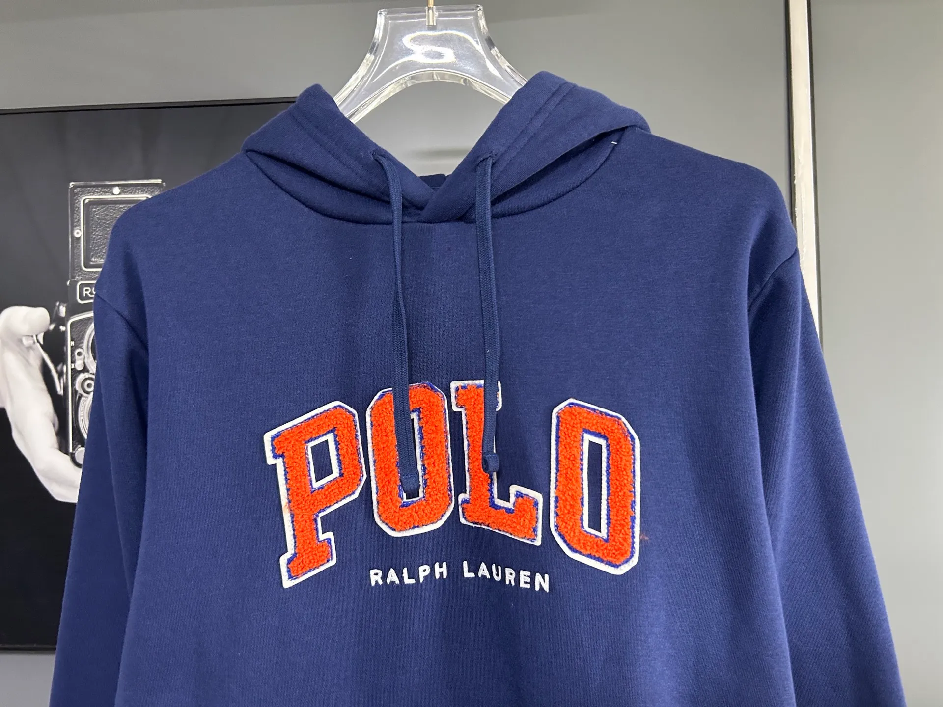 P230 𝗥𝗮𝗹𝗽𝗵 𝗟𝗮𝘂𝗿𝗲𝗻/Ralph Lauren🐎Towel embroidered hooded sweatshirt 380g Expo velvet hooded sweatshirt High-end official original one-to-one replica - customized original fabrics, accessories, hang tags, collar labels, and packaging are all made according to the original version to distinguish the cheap and wrong versions on the market This hooded sweatshirt is decorated with the simple style that represents Ralph Lauren and is paired with the classic Polo towel embroidery pattern, which is three-dimensional and full! The solid color fabric paired with exquisite embroidery instantly sets it off! Hooded sports design, loose and casual fit! The overall texture is very strong! Through the pictures, we can feel the thickness and texture of custom-woven and dyed threads. The workmanship is exquisite. They are shipped from major foreign trade factories. They are all made by masters with many years of experience. Everything is of high standards and requirements! Simple and versatile style ~ super delicate and soft, close to the body without being tied, all fabrics and accessories are original custom-made and of high quality! Perfectly reflects the brand’s sense of superiority! Standard cut, comfortable stretch, unrestricted movement! Highly practical, high-end and classy! Versatile style ~ can be paired with jeans or jogging pants. Ideal for transitioning from your morning commute to weekend events!  Color: Gray Blue Size: S-2XL